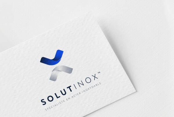 Le nouveau logo moderne et épuré de Solutinox, conçu par notre agence de communication et de charte graphique d'entreprise à Toulouse, pour refléter la robustesse et l'innovation des solutions inoxydables. Un nouveau logo pour une nouvelle identité visuelle.