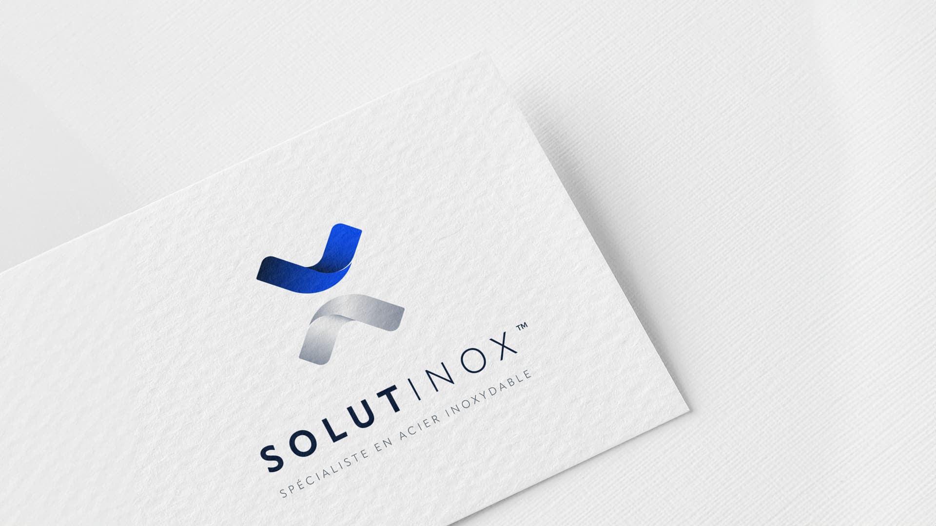 Le nouveau logo moderne et épuré de Solutinox, conçu par notre agence de communication et de charte graphique d'entreprise à Toulouse, pour refléter la robustesse et l'innovation des solutions inoxydables. Un nouveau logo pour une nouvelle identité visuelle.